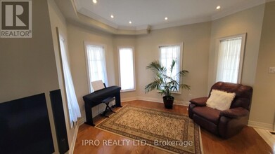 70 Ochalski Rd in Aurora, ON - Building Photo - Building Photo