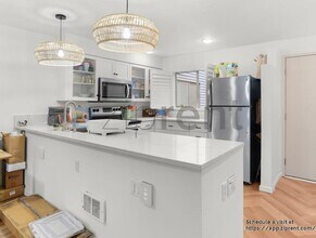 402 4th Ave. in Kirkland, WA - Foto de edificio - Building Photo