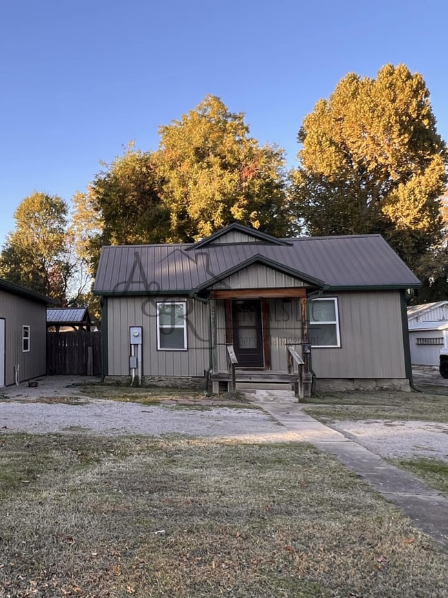 property at 204 W Leighton St