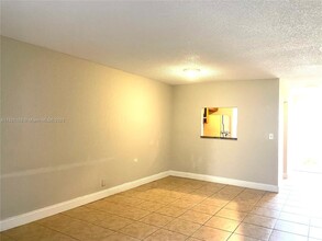 2510 Riverside Dr in Coral Springs, FL - Building Photo - Building Photo