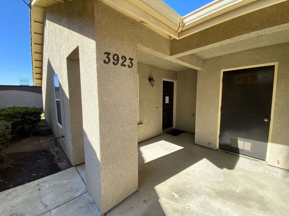 3923-3923 W Cecil Ave in Visalia, CA - Building Photo