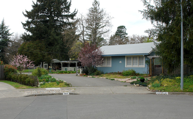 101 Gilbert Dr in Santa Rosa, CA - Building Photo - Building Photo