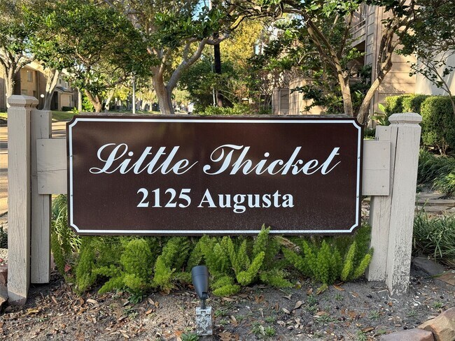 2125 Augusta Dr in Houston, TX - Foto de edificio - Building Photo