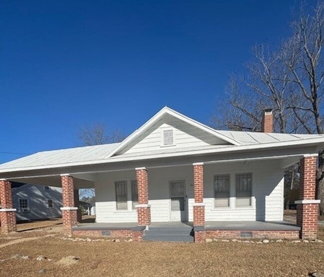 property at 911 E 4th St