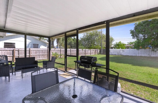 733 SE Academy Ln in Port St. Lucie, FL - Building Photo - Building Photo