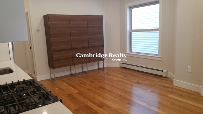 1556 Cambridge St, Unit 1 in Cambridge, MA - Building Photo - Building Photo