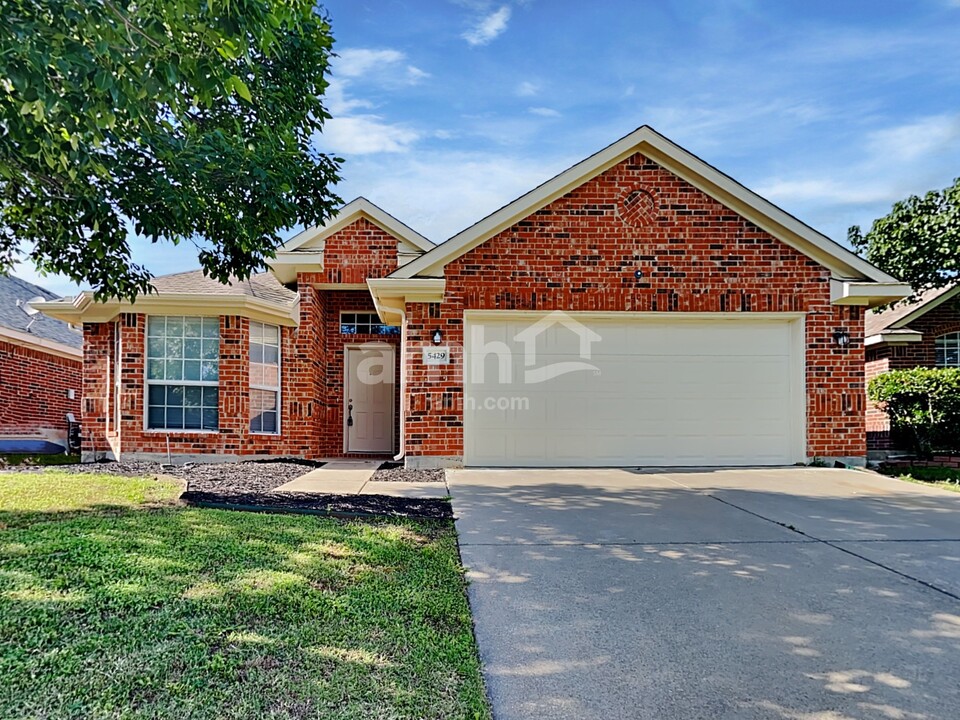 5429 Caribou Ridge Dr in Watauga, TX - Building Photo
