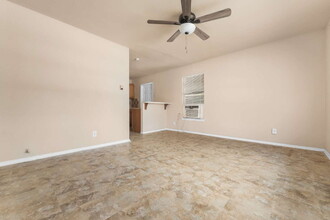 218 E Villaret Blvd in San Antonio, TX - Foto de edificio - Building Photo