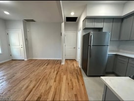 558-562-562 Court St, Unit 2 Right in Elizabeth, NJ - Building Photo