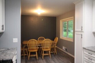 4136 Kings Dr in Minnetonka, MN - Building Photo - Building Photo