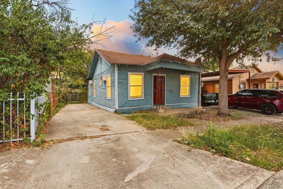322 Utah St in San Antonio, TX - Building Photo