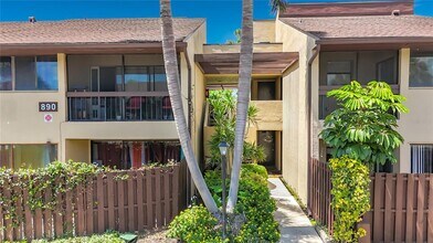 890 N Village Dr in St. Petersburg, FL - Building Photo - Building Photo