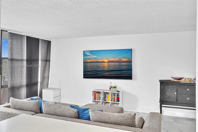1000 Parkview Dr in Hallandale Beach, FL - Foto de edificio - Building Photo