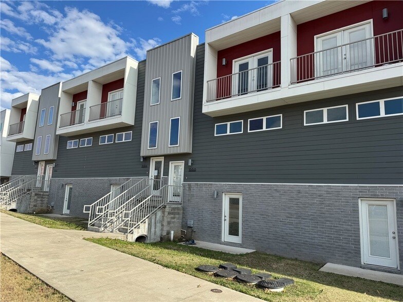 1666 S Razorback Rd in Fayetteville, AR - Building Photo