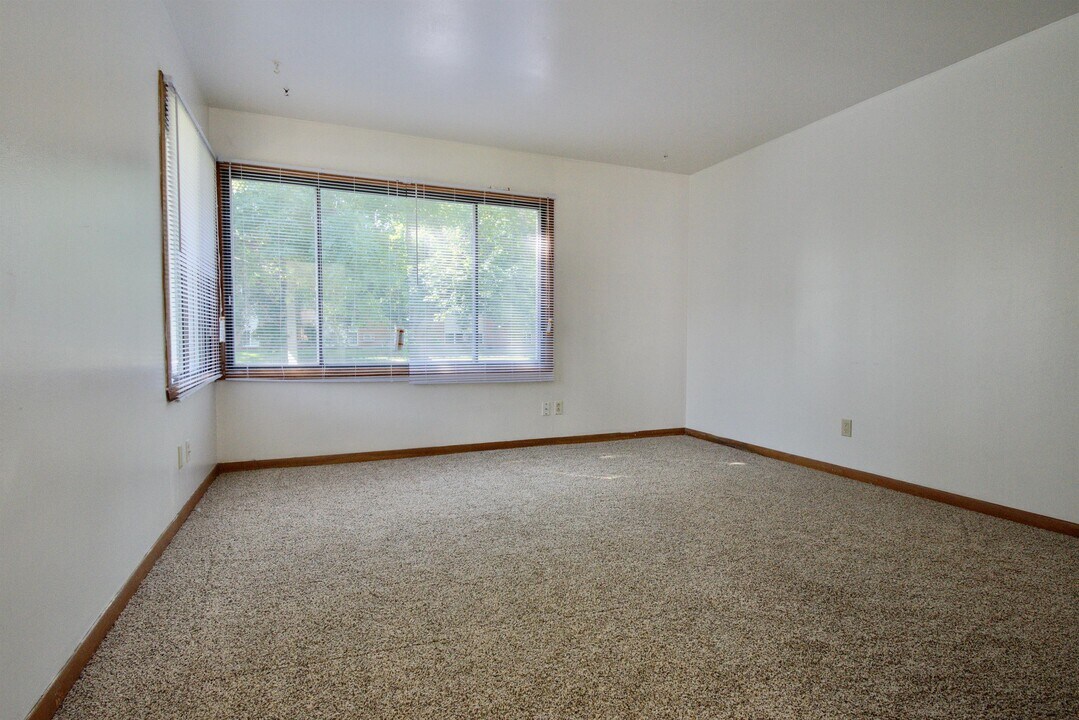 407 4th Ave E in West Fargo, ND - Building Photo