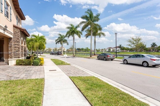 17065 SW 94th Terrace in Miami, FL - Foto de edificio - Building Photo