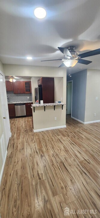 420 College Dr in Edison, NJ - Building Photo