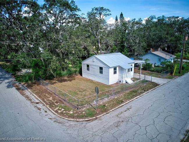 property at 1911 Roseland Ave