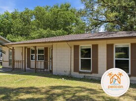 905 Lagoon Dr in Pensacola, FL - Building Photo