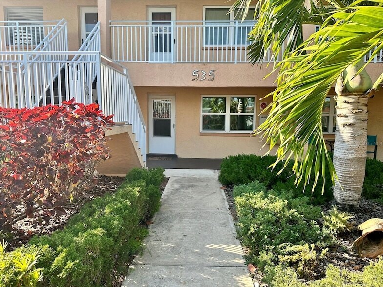 535 68th Ave, Unit 2 in St Pete Beach, FL - Foto de edificio