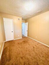 1413 W Maple Ave in Independence, MO - Foto de edificio - Building Photo