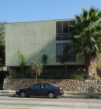 1590 N Fair Oaks Ave in Pasadena, CA - Foto de edificio - Building Photo