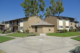 Pierce Park in Pacoima, CA - Foto de edificio - Building Photo