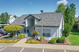 Oak Glen Apartments in Hillsboro, OR - Building Photo - Building Photo