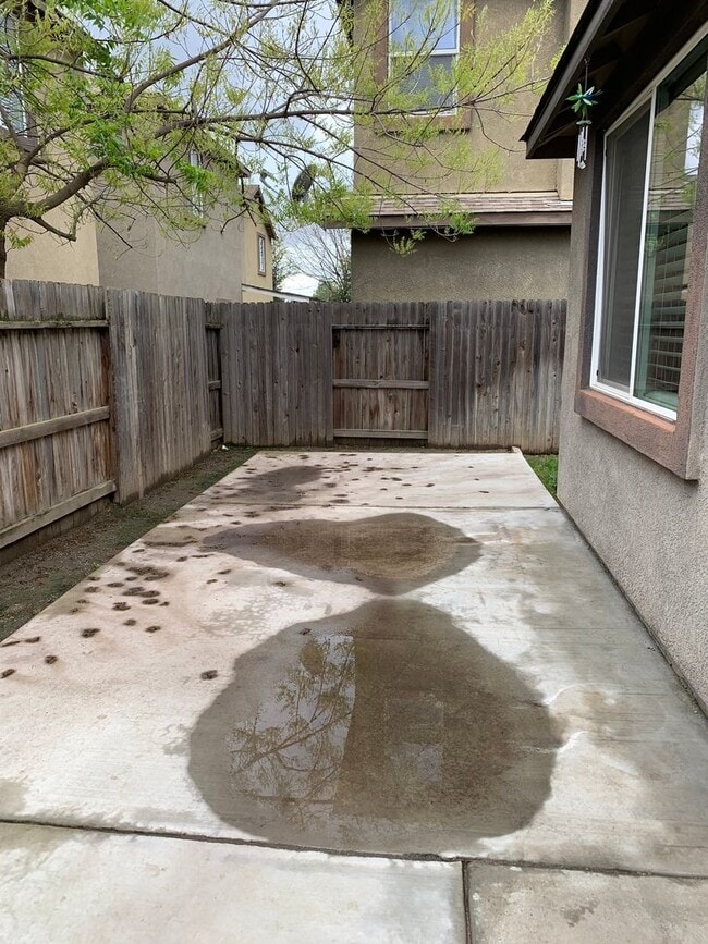 525 Descanso Bay Cir in Tulare, CA - Building Photo - Building Photo