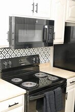 Room in Condo on Forest View Dr in Winston-Salem, NC - Building Photo - Building Photo