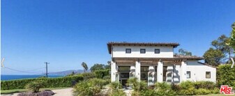 29458 Bluewater Rd in Malibu, CA - Building Photo