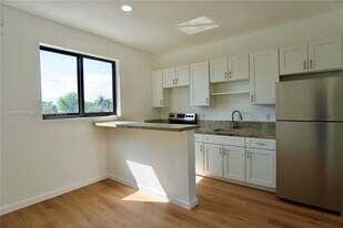 337 SW 5th Ave in Miami, FL - Building Photo