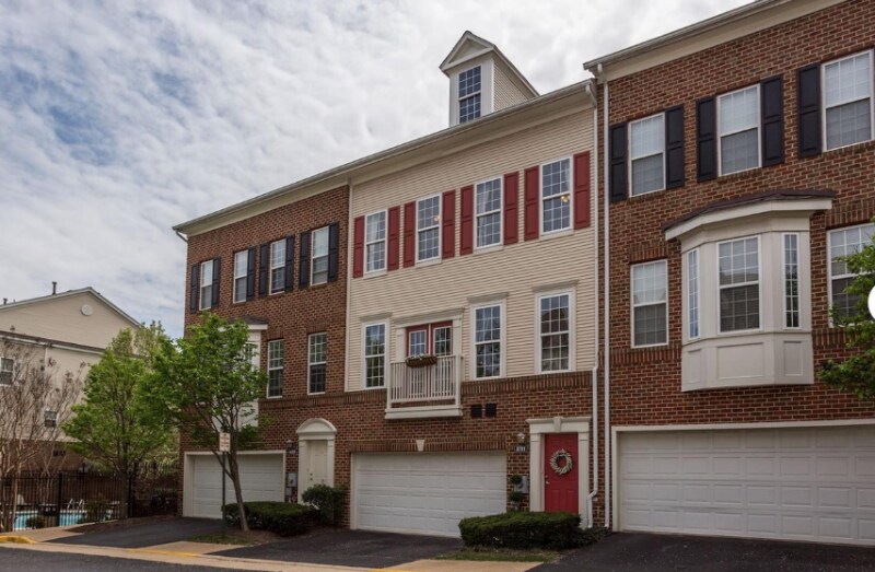8111 Anna Ct in Falls Church, VA - Foto de edificio