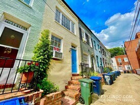 3213 Cherry Hill Ln in Washington, DC - Building Photo