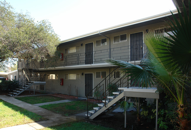 408 Country Club Dr in Ojai, CA - Building Photo - Building Photo