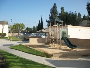 Meadow Grove in Garden Grove, CA - Foto de edificio - Building Photo