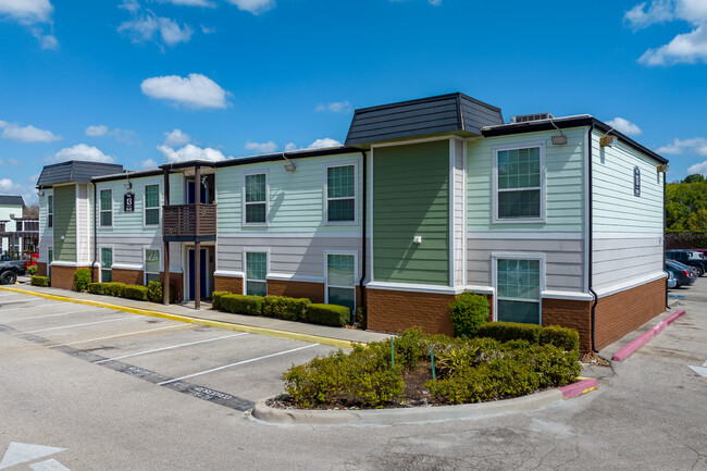 Montabella at Oak Forest Apartments in Houston, TX - Foto de edificio - Building Photo