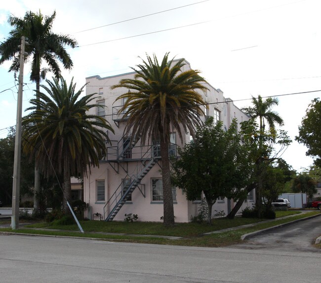 2030 Virginia Ave in Ft. Myers, FL - Foto de edificio - Building Photo