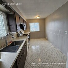 22431 Lake Dr in St. Clair Shores, MI - Foto de edificio - Building Photo