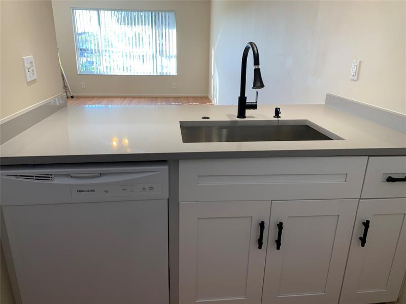 10038 Twin Lakes Dr in Coral Springs, FL - Building Photo