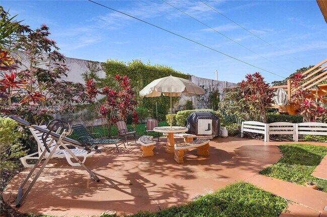 820 SW 11th Ave in Hallandale Beach, FL - Building Photo - Building Photo