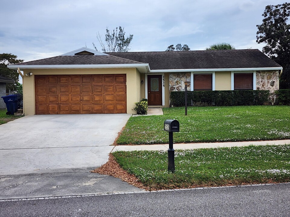 2535 Canterbury Dr N in Riviera Beach, FL - Building Photo