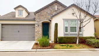 3033 Antonio Ln in Clovis, CA - Building Photo