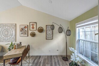 2412 Woodhead St in Houston, TX - Foto de edificio - Building Photo