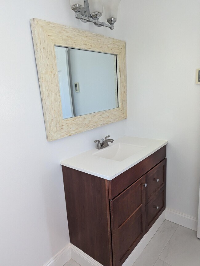 511 Maple Ave in Cheshire, CT - Building Photo - Building Photo