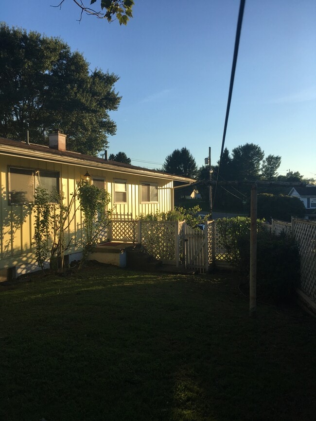 property at 463 Lawnview Cir
