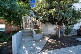 15920 Sherman Way in Van Nuys, CA - Foto de edificio - Building Photo