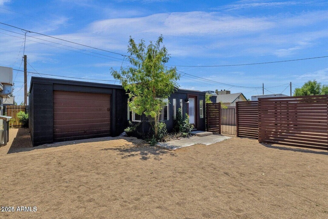 2107 W Wilshire Dr in Phoenix, AZ - Building Photo