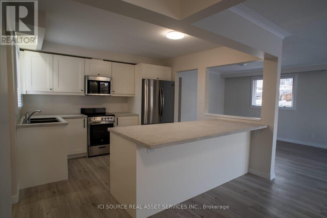 200 John St W in Bradford West Gwillimbury, ON - Building Photo