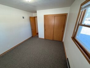 1616 Sunset Ridge Dr in West Bend, WI - Foto de edificio - Building Photo